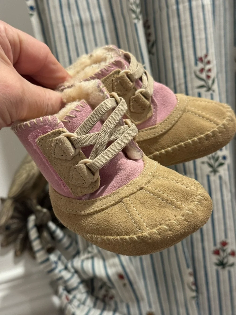 UGG Australia 3277 baby boots infant leather sheepskin booties  Sz 2/3